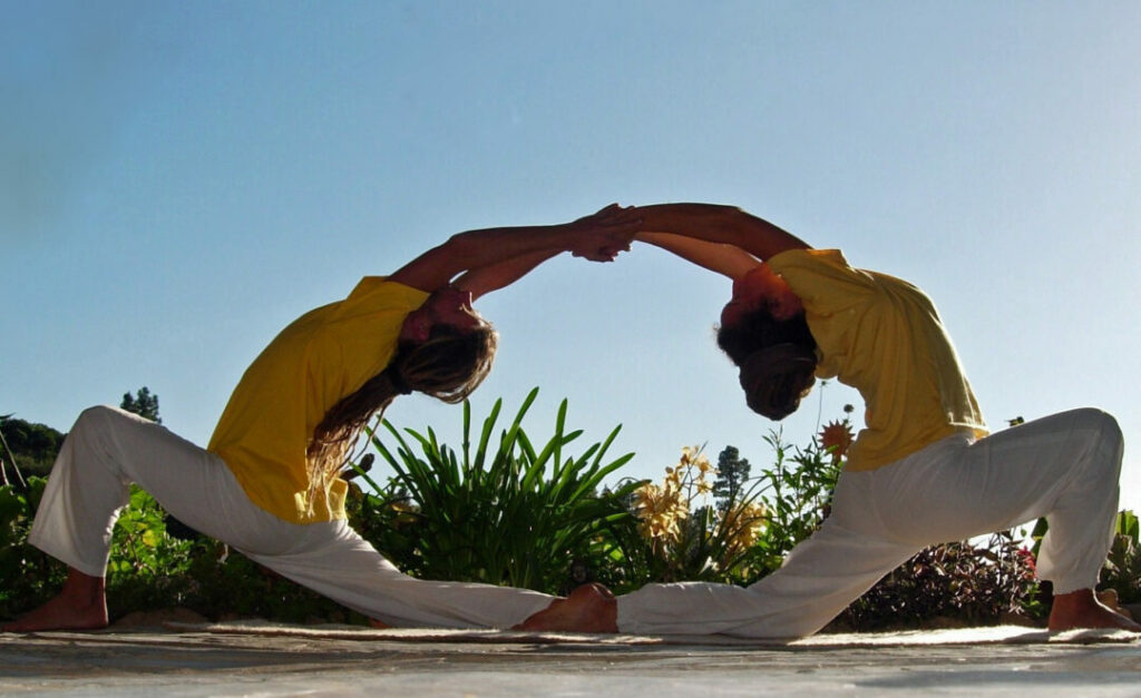 Yamuna und Olay unterrichten dich in der Kunst des Yogas