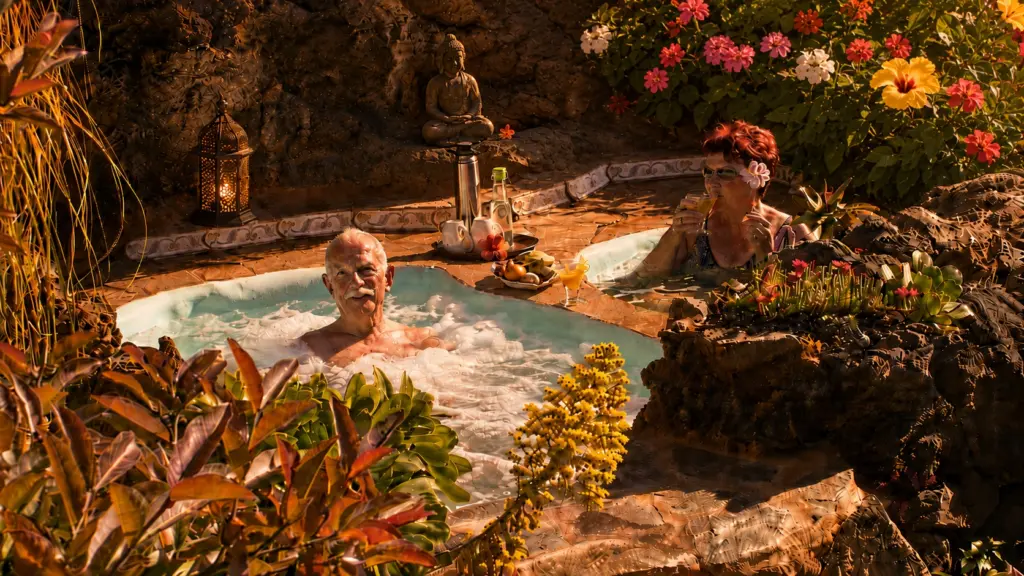 Paar in idyllischen Wellness-Pools mit Smoothie und gesunden Snacks in unserer Eco Spa Oase auf den Kanarischen Inseln.