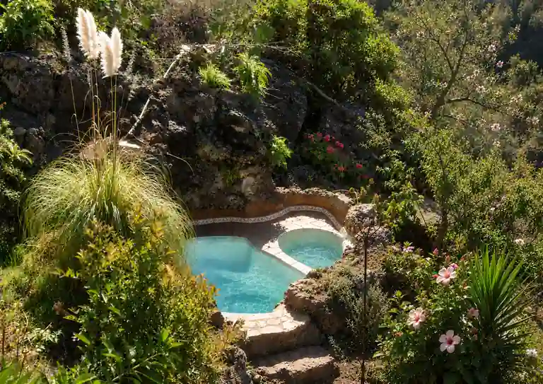 Idyllischer Wellness-Pool für ein entspannendes Basenbad inmitten der Natur unserer Eco Spa Oase auf La Palma.