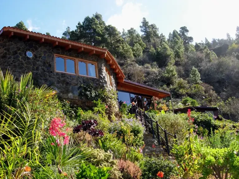 Enjoy top yoga eco-retreats and the best detox and welleness holiday-vacation on La Palma, Canary Islands