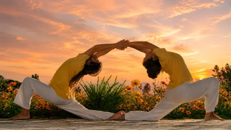 Zwei Yogalehrer beim gemeinsamen Yoga auf der Terrasse während eines privaten Yoga Retreats auf La Palma.