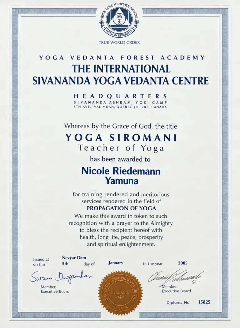 Zertifikat von Yamuna aus ihrer Yoga-Ausbildung beim Sivananda Ashram. Ihre langjährige Yoga-Erfahrung prägt die persönlichen Yoga Retreats bei Vidyamor auf La Palma.