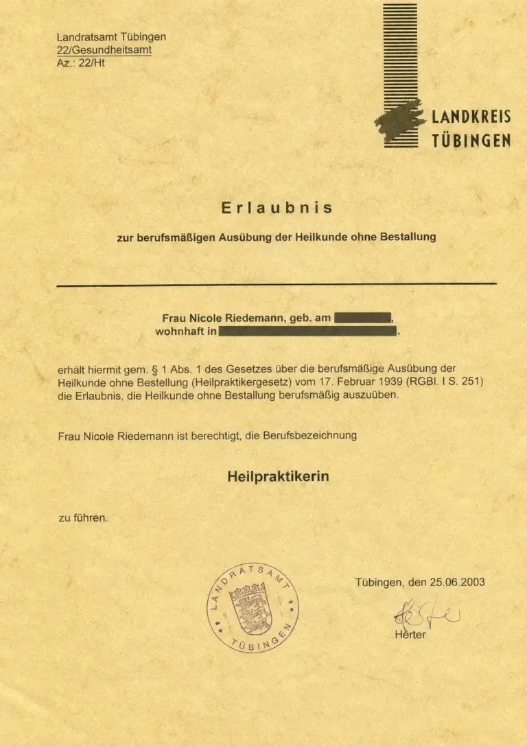 Zertifikat von Yamuna, bürgerlich Nicole Riedemann, zur staatlich geprüften Heilpraktikerin. Ihre langjährige Erfahrung bildet eine wichtige Grundlage für das persönliche Retreat-Konzept von Vidyamor auf La Palma.